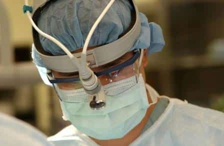 Les lampes opératoires : Éclairage sur leur rôle crucial pendant les interventions chirurgicales